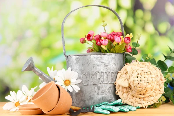 Herramientas de jardinería y flores sobre mesa de madera, al aire libre —  Fotos de Stock