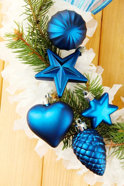 Corona de Navidad sobre fondo de madera — Foto de Stock