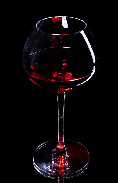 Sklenici s červeným vínem, izolované na černém pozadí — Stock fotografie