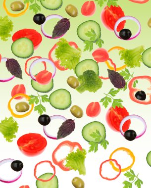 yeşil zemin üzerine düşen taze sebze