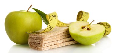 Yeşil elma, crispbreads ve üzerinde beyaz izole bant ölçme