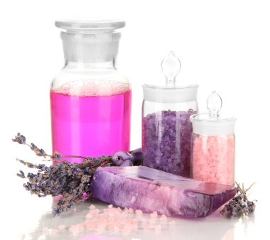 el yapımı sabun ile deniz tuzu ve üzerinde beyaz izole sıvı sabun