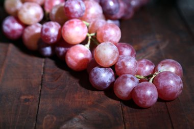 ahşap masa yakın çekim olgun mor üzüm