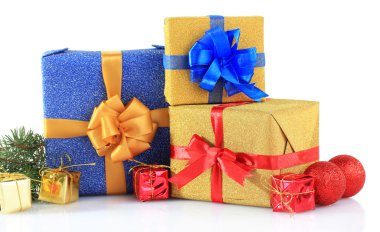 güzel parlak hediyeler ve üzerinde beyaz izole yılbaşı dekor