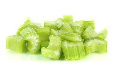 taze dilimlenmiş yeşil kereviz üzerinde beyaz izole