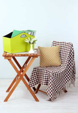 dergi ve klasörleri odasındaki masada yeşil kutunun içinde