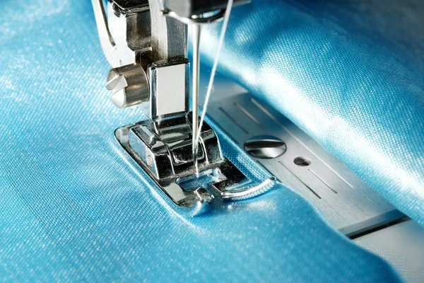 Naaimachine met blauw doek close-up — Stockfoto