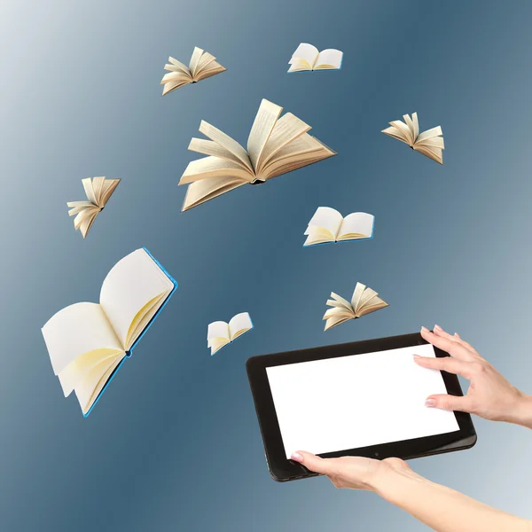 Tablette et livres ouverts sur fond bleu — Photo