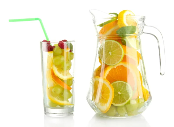 Transparent burk och glas med citrusfrukter och hallon, isolerad på vit — Stockfoto