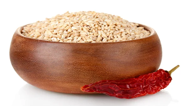 Сира пшениця в дерев'яній мисці ізольована на білому — стокове фото