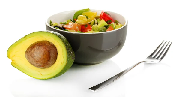 Gustosa insalata di avocado in ciotola isolata su bianco — Foto Stock