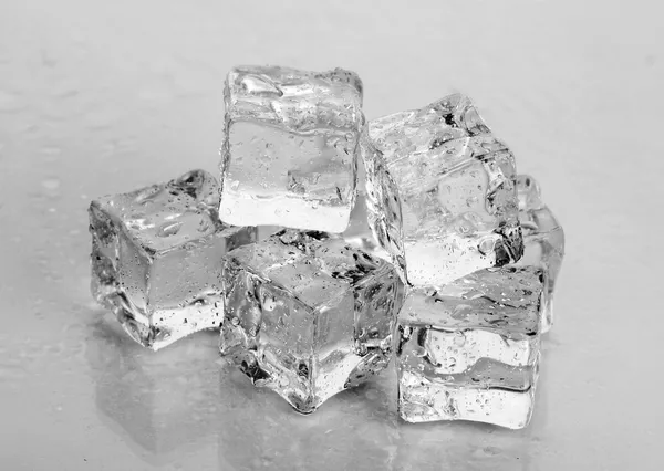 Gelo isolado sobre branco — Fotografia de Stock