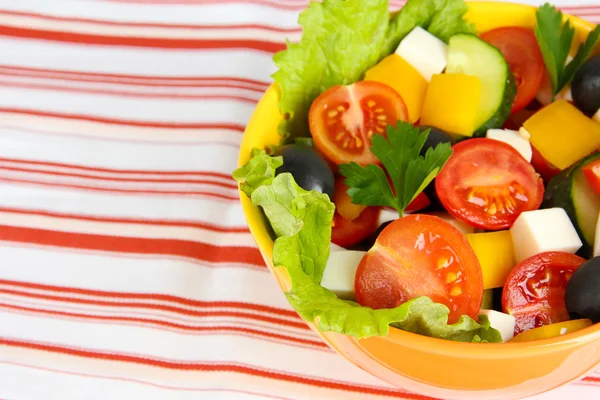 Вкусный греческий салат крупным планом — стоковое фото
