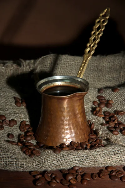 金属のトルコ人および暗い背景の上のコーヒー豆 — ストック写真