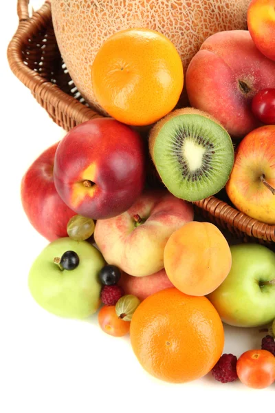 Ассортимент сочных фруктов, выделенных на белом — стоковое фото