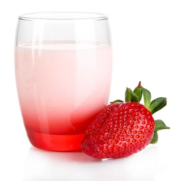 美味的草莓酸奶在玻璃上白色隔离 — 图库照片