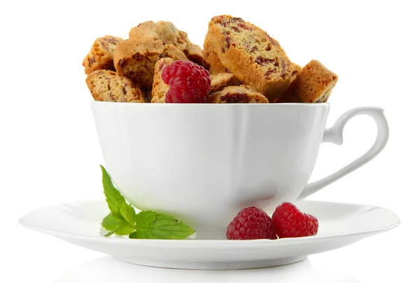 Lekkere koekjes met frambozen in cup geïsoleerd op wit — Stockfoto