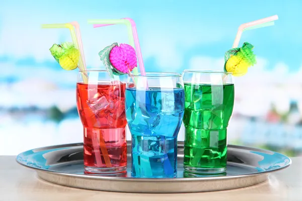 Verschillende cocktails op lichte achtergrond — Stockfoto