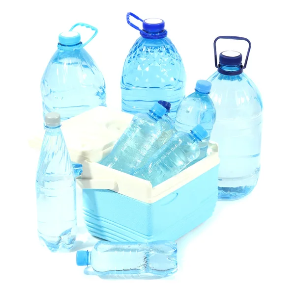 Agua en diferentes botellas en bolsa de enfriamiento aislada en blanco — Foto de Stock