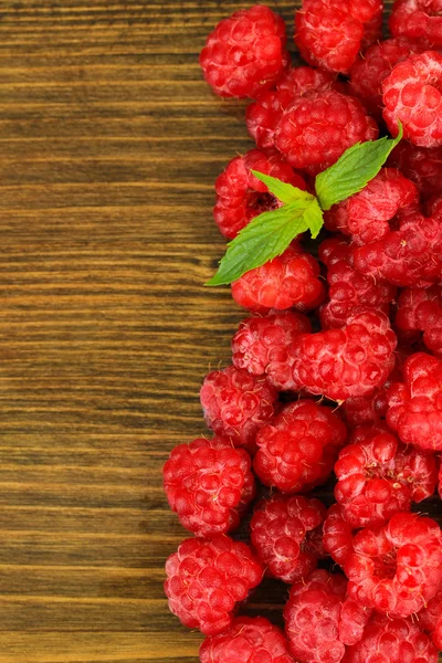 Fresh raspberry on wooden background — Stock Photo, Image