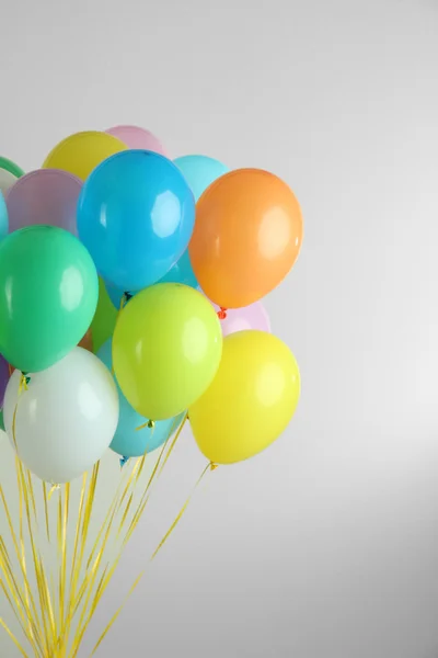 Fargerike ballonger på grå bakgrunn – stockfoto