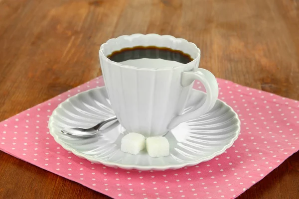 Koffiekopje op houten tafel close-up — Stockfoto