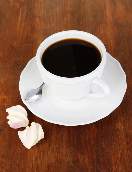 Чашка кави на дерев'яному столі крупним планом — стокове фото