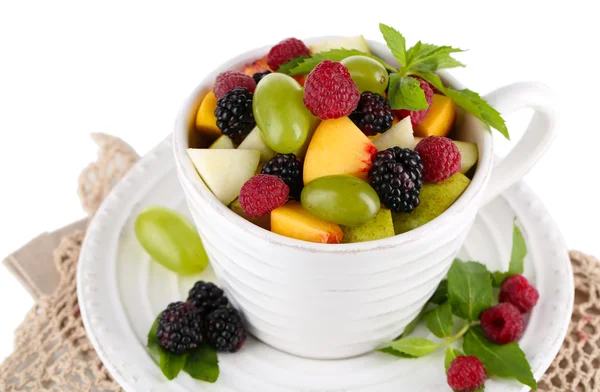 Ensalada de frutas en taza en servilleta aislada en blanco — Foto de Stock