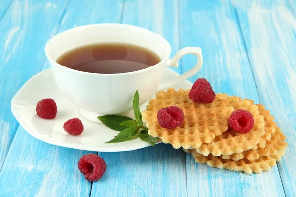 Taza de té con galletas y frambuesas en primer plano de la mesa —  Fotos de Stock