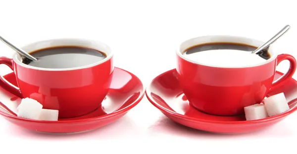 Красные чашки крепкого кофе и сахара вблизи — стоковое фото