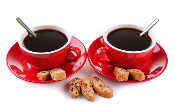 Copos vermelhos de café forte e biscoitos isolados em branco — Fotografia de Stock