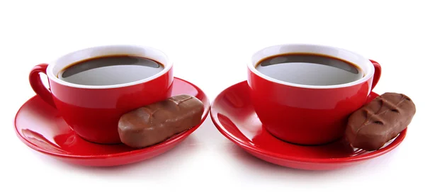 Красные чашки крепкого кофе и шоколадные батончики изолированы на белом — стоковое фото