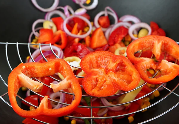 Verduras en wok primer plano fondo — Foto de Stock