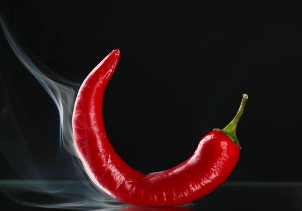 Červená horká chilli paprika izolované na černé — Stock fotografie