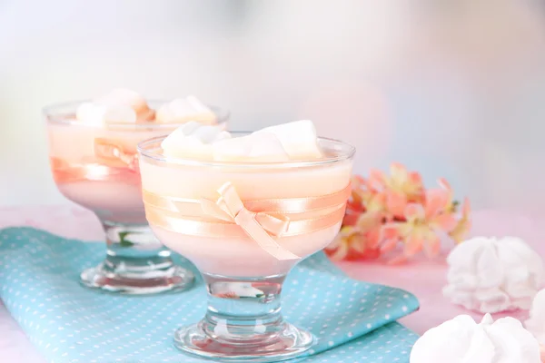 Sabroso yogur con malvaviscos, de cerca — Foto de Stock