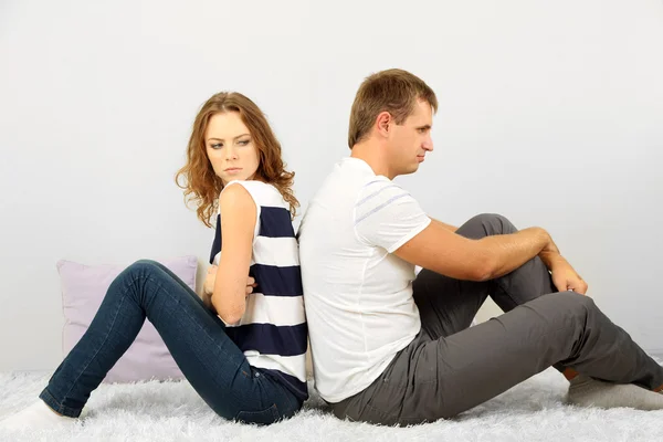 Jovem casal feliz em casa — Fotografia de Stock