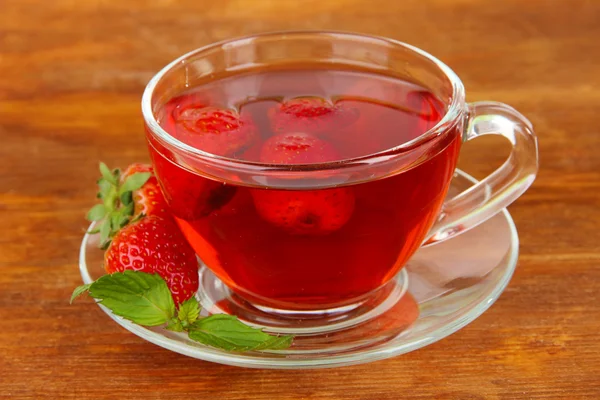 Delizioso tè alla fragola sul tavolo primo piano — Foto Stock