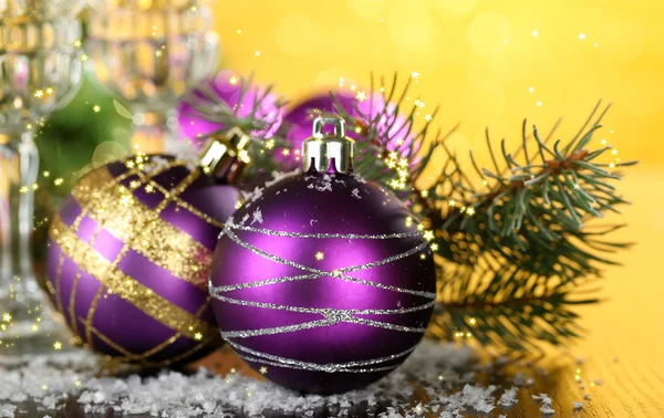 Kerst decoratieve ballen op lichte achtergrond — Stockfoto