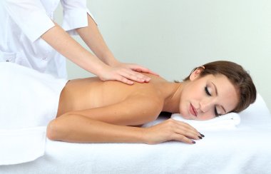 güzel bir genç kadın kozmetik salonu Masaj tablo yakın çekim