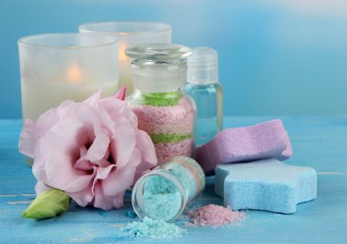 mavi zemin üzerine cam şişelerde aromalı tuzları ile kompozisyon