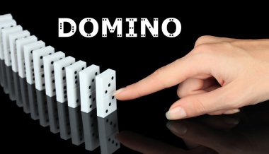 siyah üzerine izole Domino iterek el