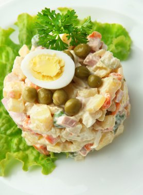 geleneksel Rus salatası olivier, yakın çekim