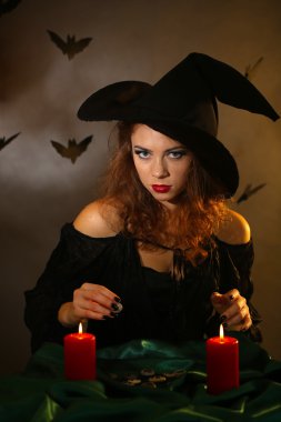 koyu arka plan üzerinde Halloween cadı