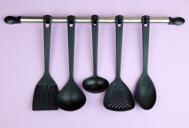 Plastik mutfak eşyaları Lila zemin üzerine gümüş kanca üzerinde