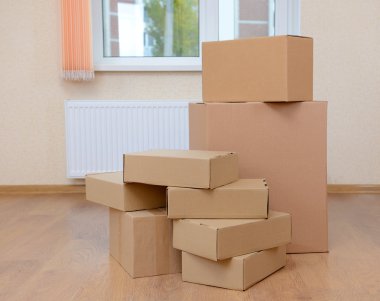 boş oda ile yığın karton: hareketli ev concept