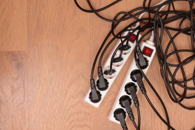 aşırı yüklenmiş güç panoları