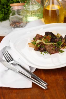 ahşap masa yakın çekim plaka üzerinde kızarmış tavuk ciğeri