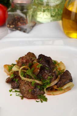 plaka yakın çekim olarak iştah açıcı kızarmış tavuk ciğeri