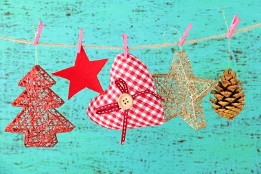 Ahşap arka planda Noel süslemeleri