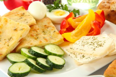 Geleneksel Türk kahvaltısı yukariya